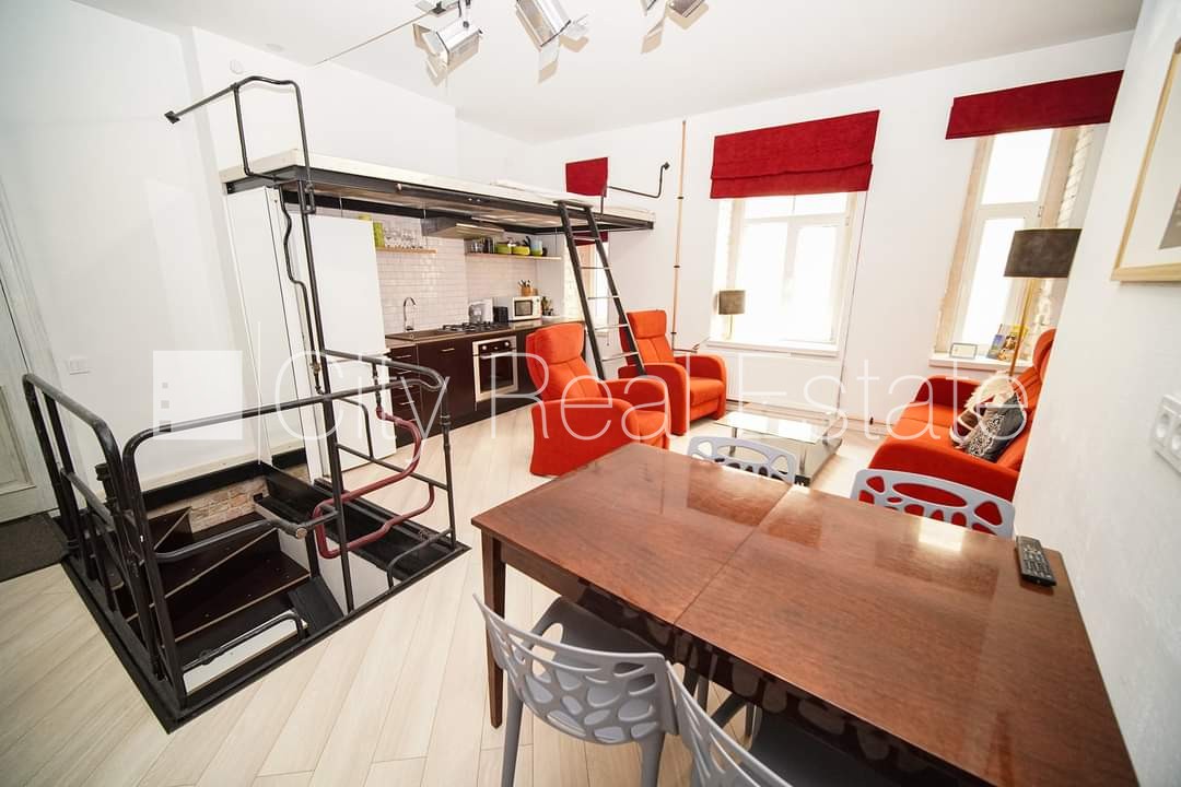 Sludinājumi. Pagalma ēka, renovēta māja, ieeja no pagalma, sauna, logi vērsti uz pagalma pusi, guļamistabu Cena: 1100 EUR/mēn Foto #1