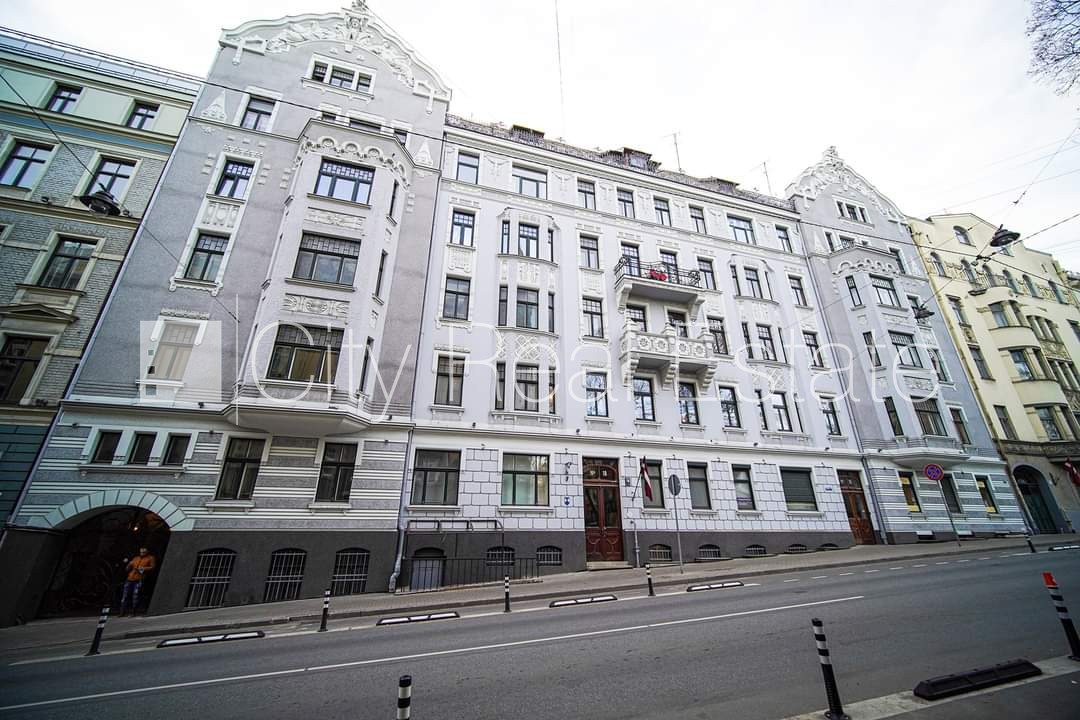 Sludinājumi. Pagalma ēka, renovēta māja, ieeja no pagalma, sauna, logi vērsti uz pagalma pusi, guļamistabu Cena: 1100 EUR/mēn Foto #22