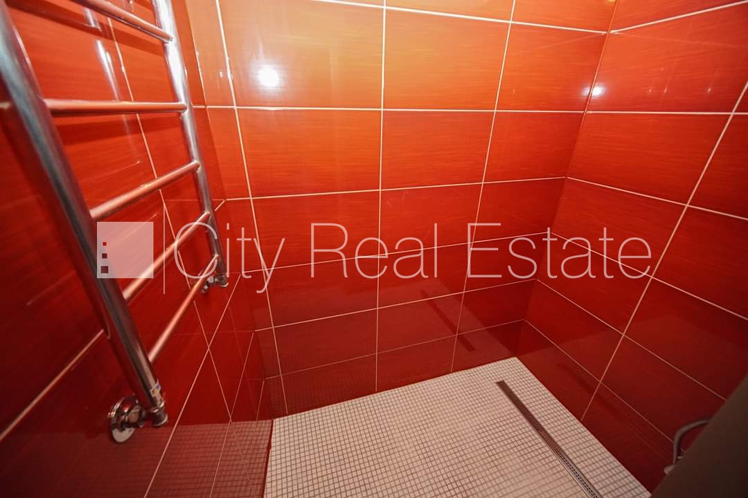 Sludinājumi. Pagalma ēka, renovēta māja, ieeja no pagalma, sauna, logi vērsti uz pagalma pusi, guļamistabu Cena: 1100 EUR/mēn Foto #14