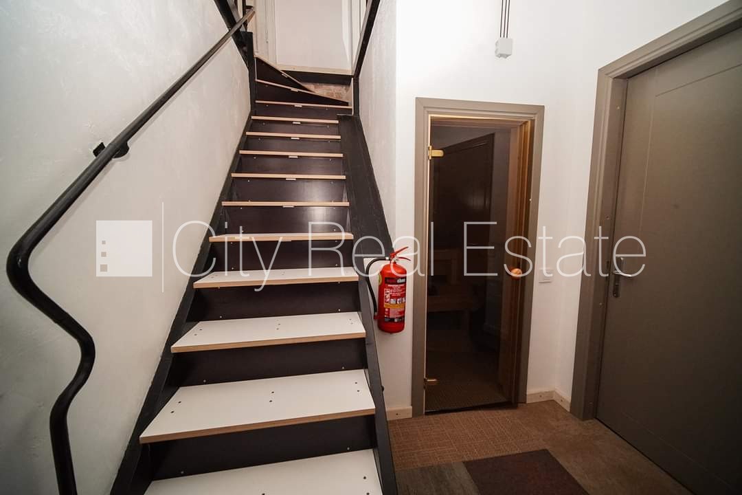 Sludinājumi. Pagalma ēka, renovēta māja, ieeja no pagalma, sauna, logi vērsti uz pagalma pusi, guļamistabu Cena: 1100 EUR/mēn Foto #10