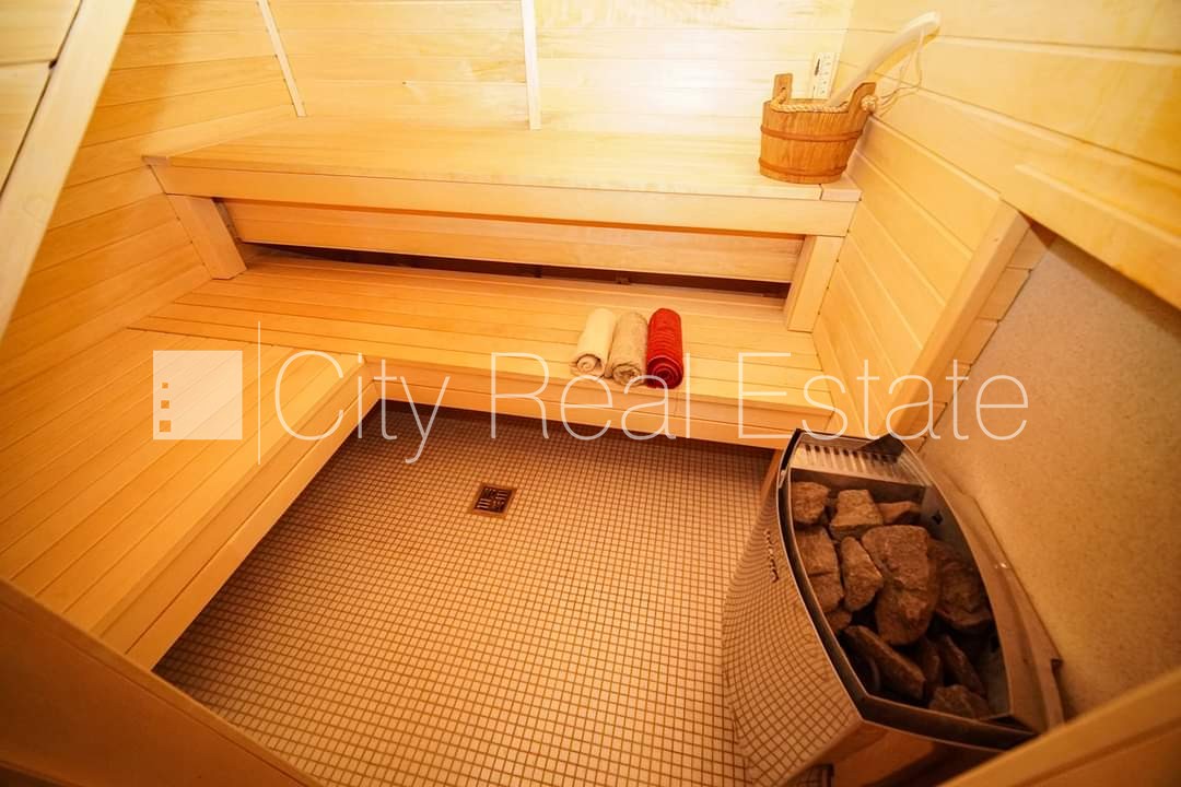 Sludinājumi. Pagalma ēka, renovēta māja, ieeja no pagalma, sauna, logi vērsti uz pagalma pusi, guļamistabu Cena: 1100 EUR/mēn Foto #17