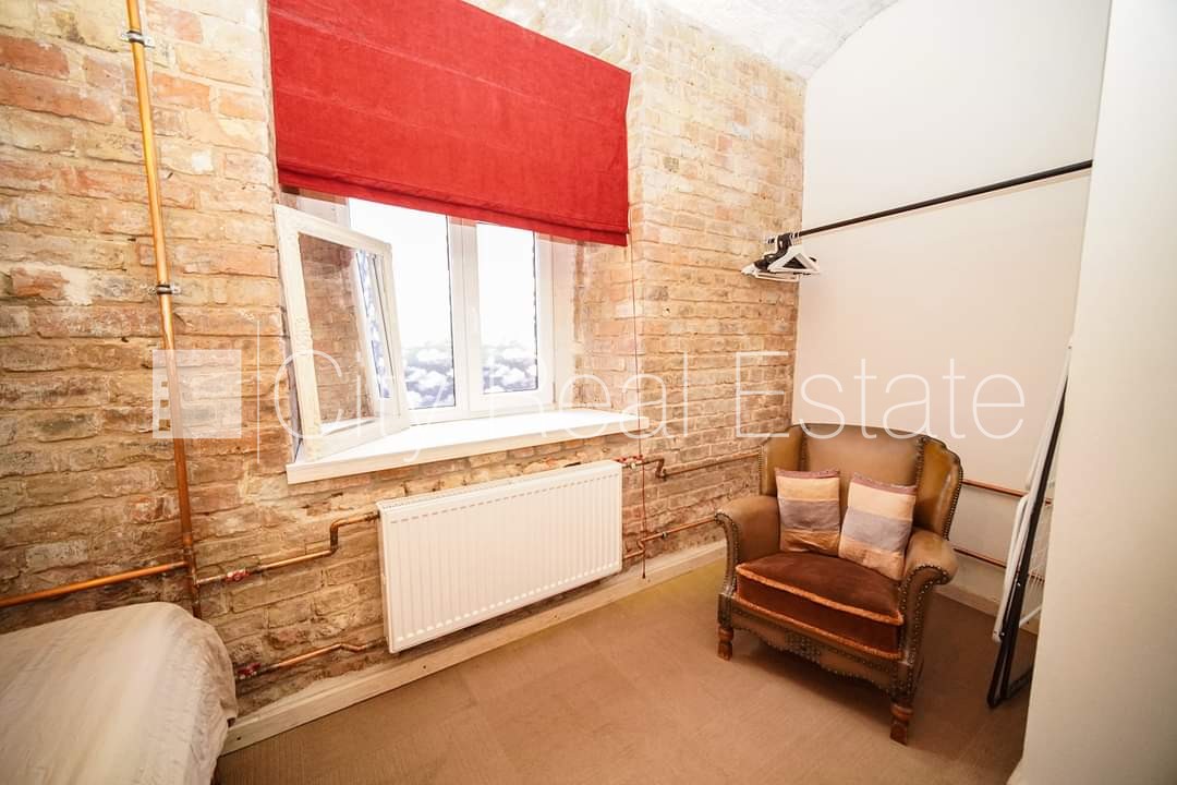 Sludinājumi. Pagalma ēka, renovēta māja, ieeja no pagalma, sauna, logi vērsti uz pagalma pusi, guļamistabu Cena: 1100 EUR/mēn Foto #12