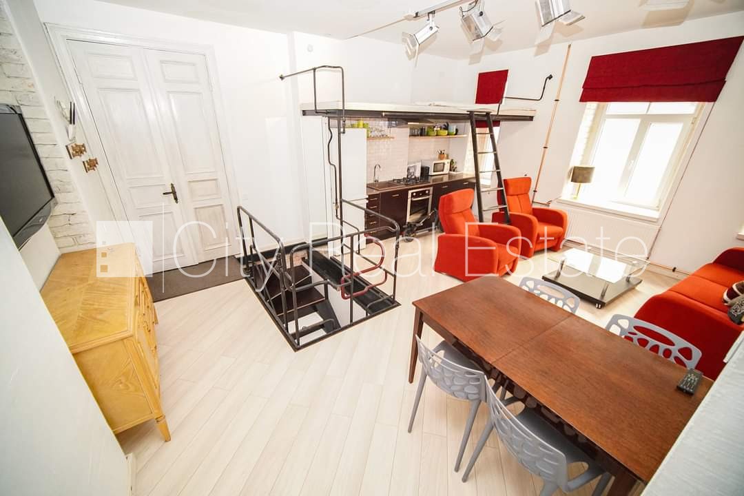 Sludinājumi. Pagalma ēka, renovēta māja, ieeja no pagalma, sauna, logi vērsti uz pagalma pusi, guļamistabu Cena: 1100 EUR/mēn Foto #3