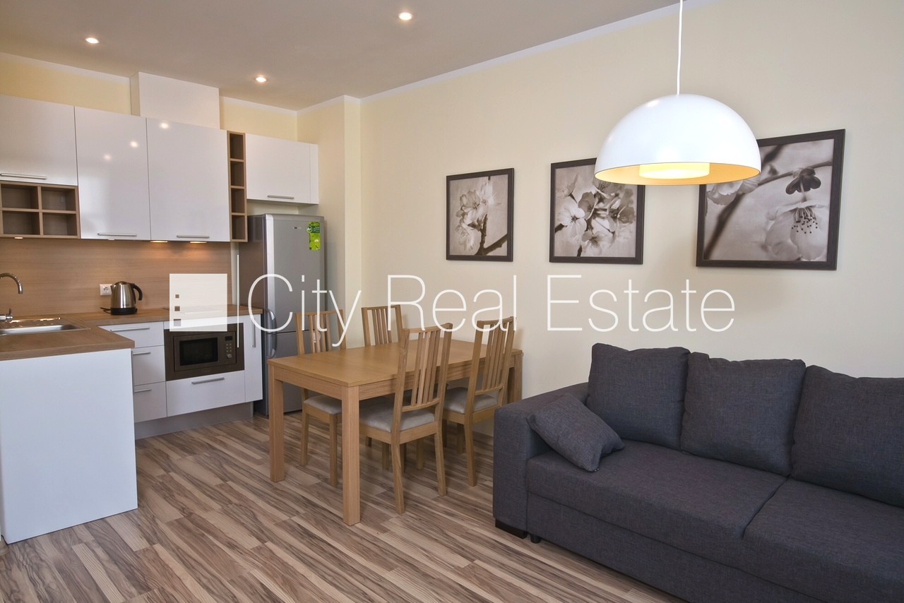 Sludinājumi. Fasādes māja, renovēta māja, slēgts pagalms, iespēja nomāt autostāvvietu, kāpņu telpa pēc kapitālā Cena: 565 EUR/mēn Foto #2