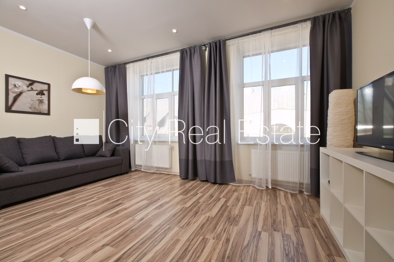 Sludinājumi. Fasādes māja, renovēta māja, slēgts pagalms, iespēja nomāt autostāvvietu, kāpņu telpa pēc kapitālā Cena: 565 EUR/mēn Foto #3