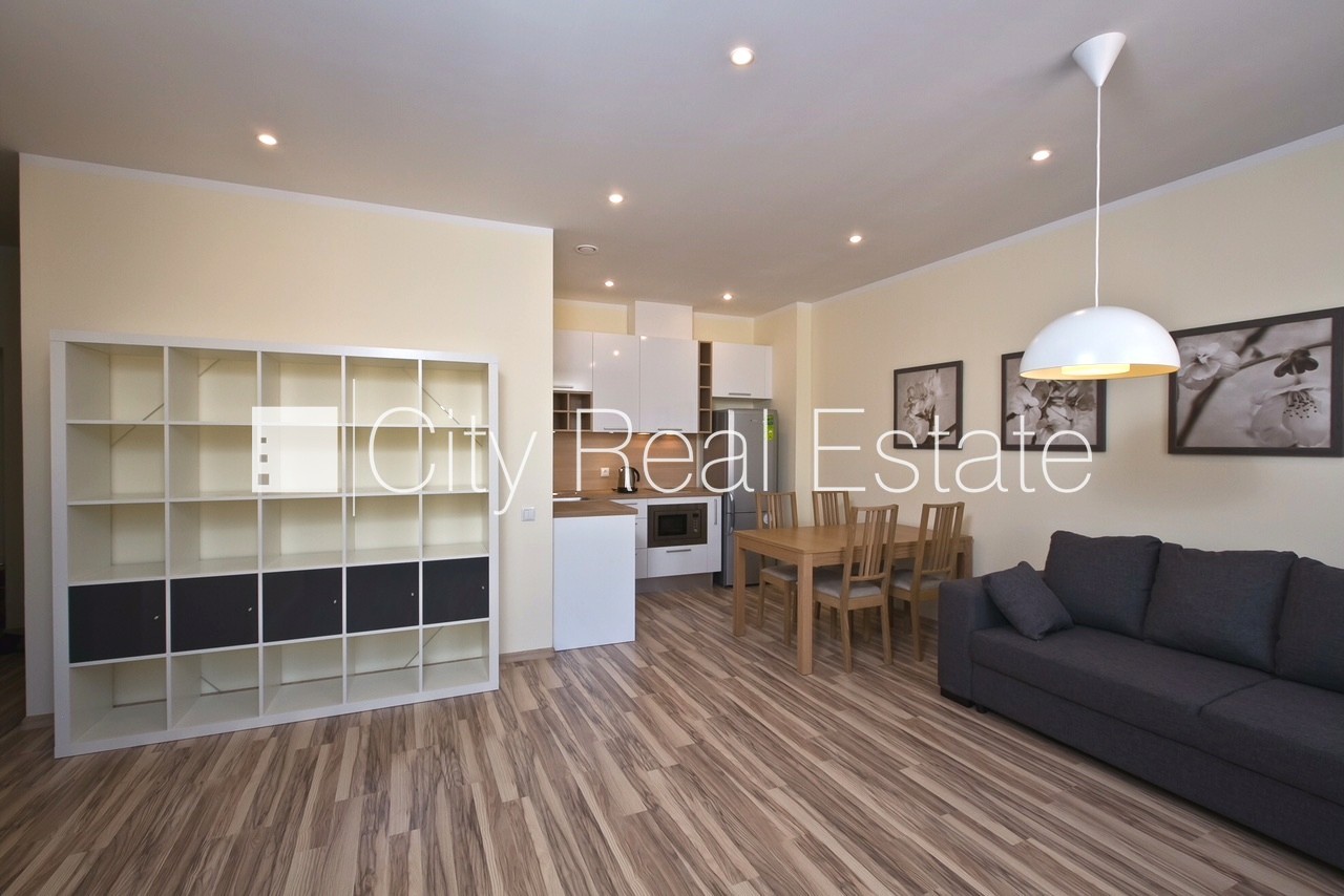 Sludinājumi. Fasādes māja, renovēta māja, slēgts pagalms, iespēja nomāt autostāvvietu, kāpņu telpa pēc kapitālā Cena: 565 EUR/mēn Foto #1