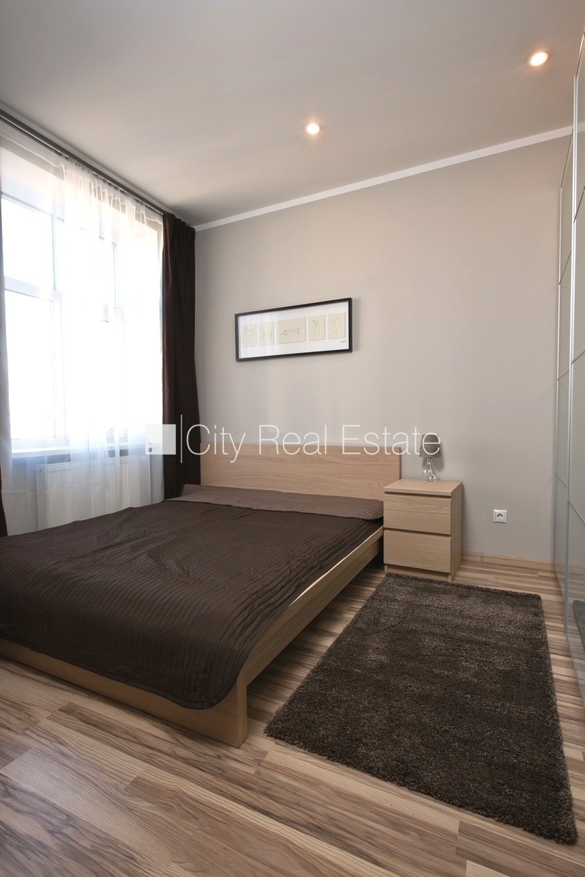 Sludinājumi. Fasādes māja, renovēta māja, slēgts pagalms, iespēja nomāt autostāvvietu, kāpņu telpa pēc kapitālā Cena: 565 EUR/mēn Foto #4