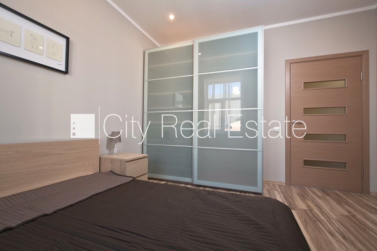 Sludinājumi. Fasādes māja, renovēta māja, slēgts pagalms, iespēja nomāt autostāvvietu, kāpņu telpa pēc kapitālā Cena: 565 EUR/mēn Foto #5