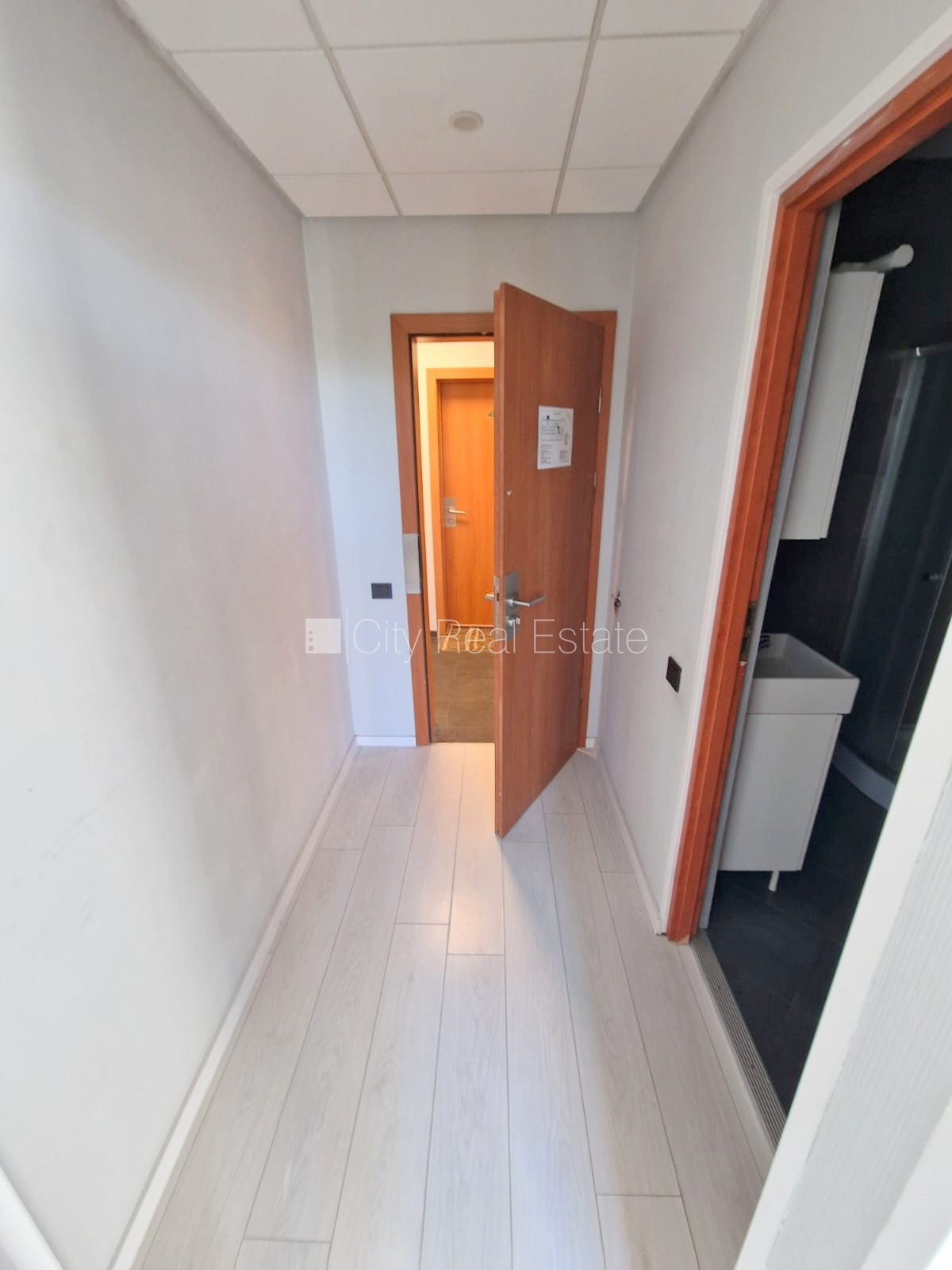 Объявление. Реновированный дом, вход с улицы, лифт, лестничная клетка после капитального ремонта, окна выходят Цена: 320 EUR/мес. Foto #10