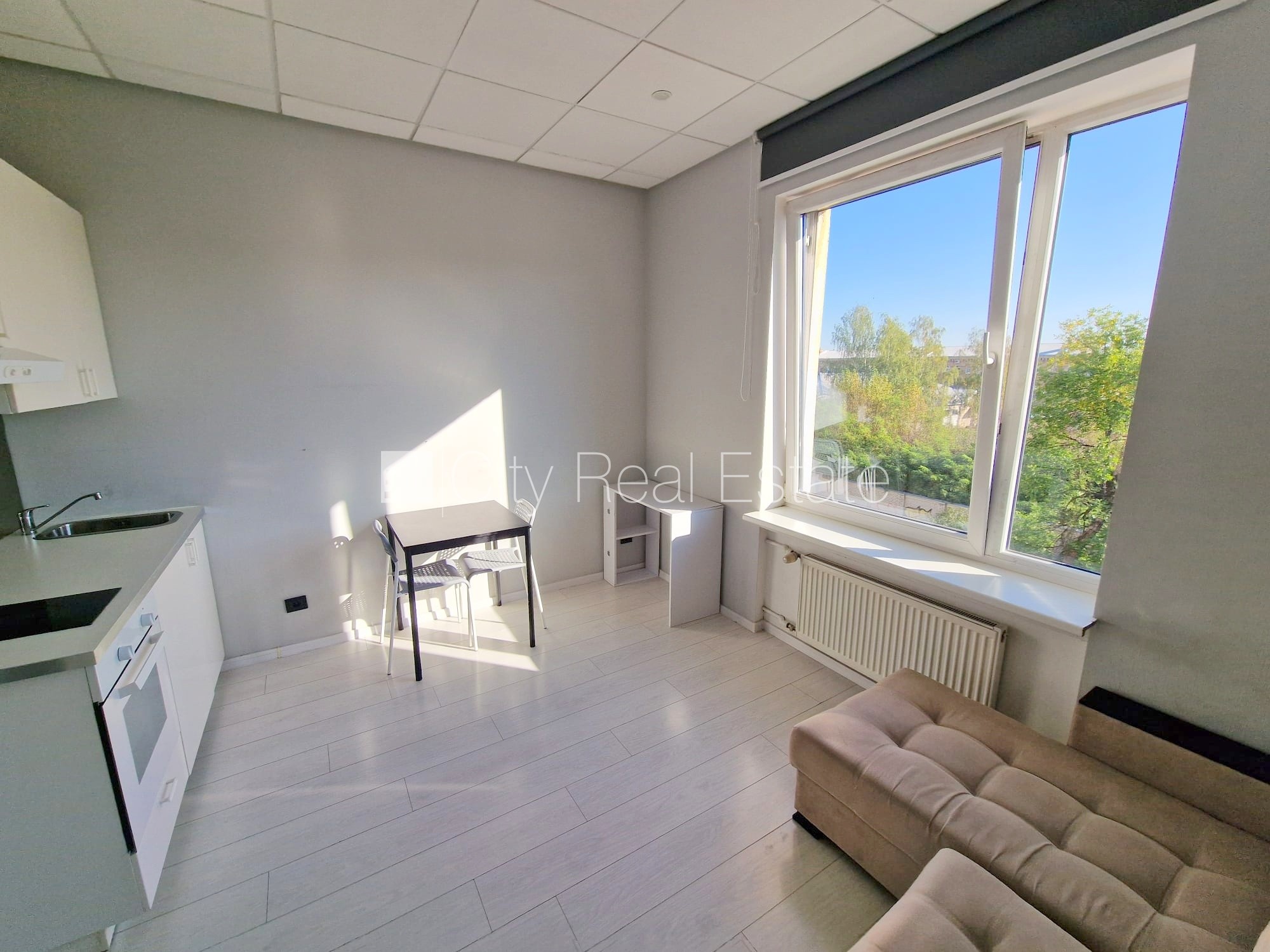 Объявление. Реновированный дом, вход с улицы, лифт, лестничная клетка после капитального ремонта, окна выходят Цена: 320 EUR/мес. Foto #7