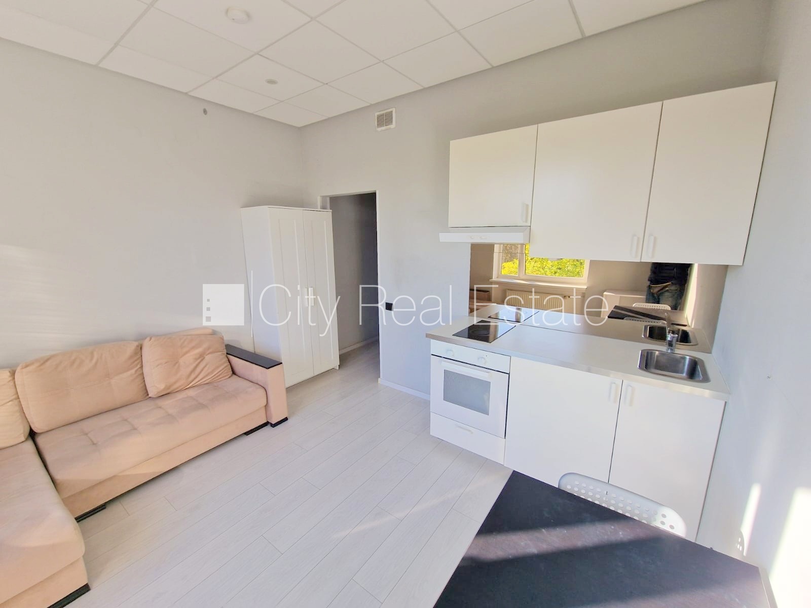 Объявление. Реновированный дом, вход с улицы, лифт, лестничная клетка после капитального ремонта, окна выходят Цена: 320 EUR/мес. Foto #2