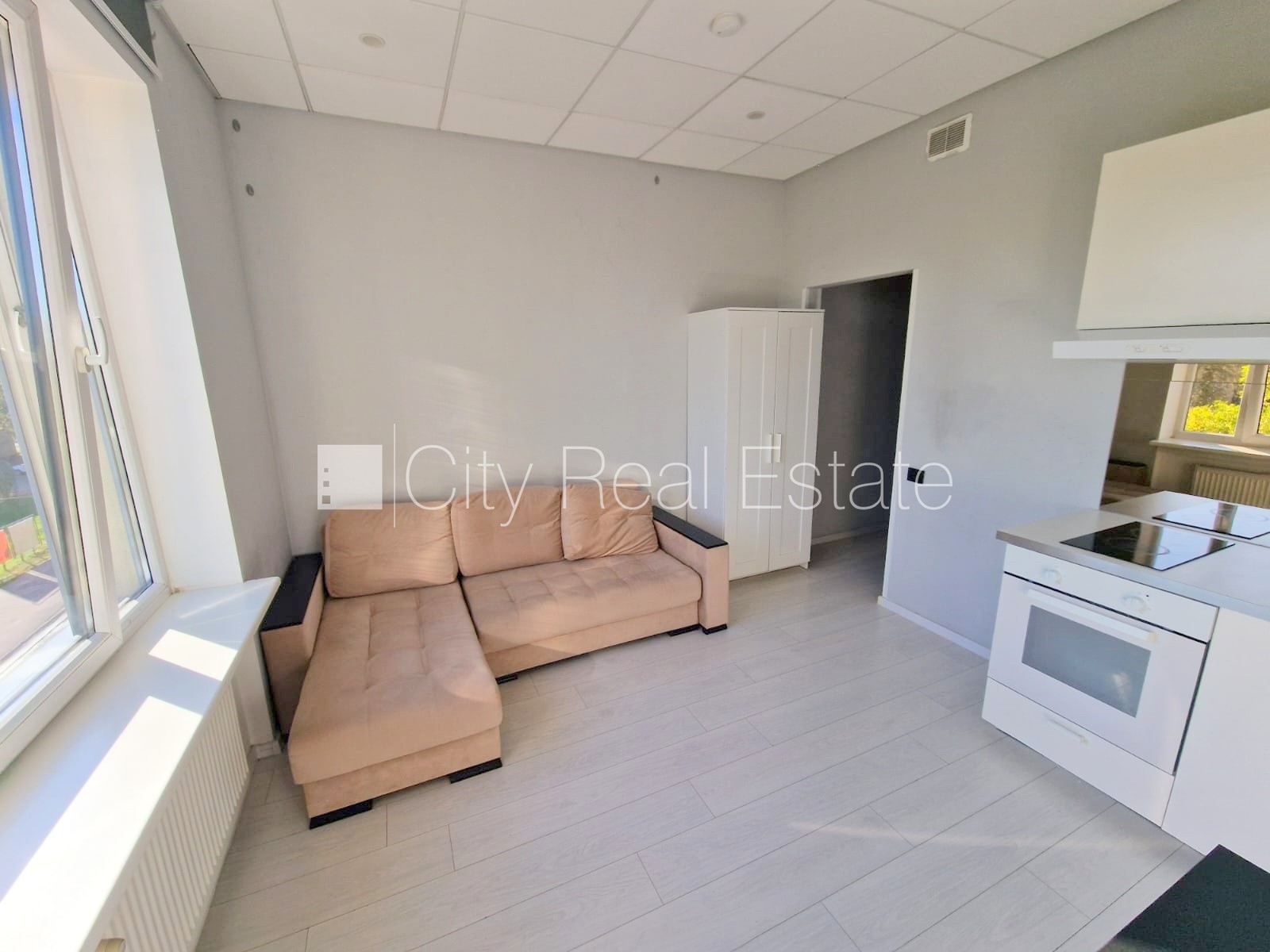 Объявление. Реновированный дом, вход с улицы, лифт, лестничная клетка после капитального ремонта, окна выходят Цена: 320 EUR/мес. Foto #5