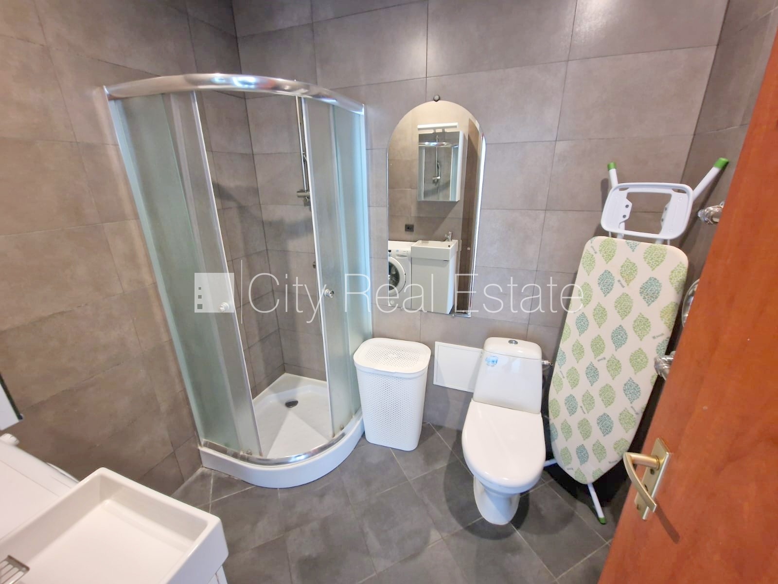 Объявление. Реновированный дом, вход с улицы, лифт, лестничная клетка после капитального ремонта, окна выходят Цена: 320 EUR/мес. Foto #12