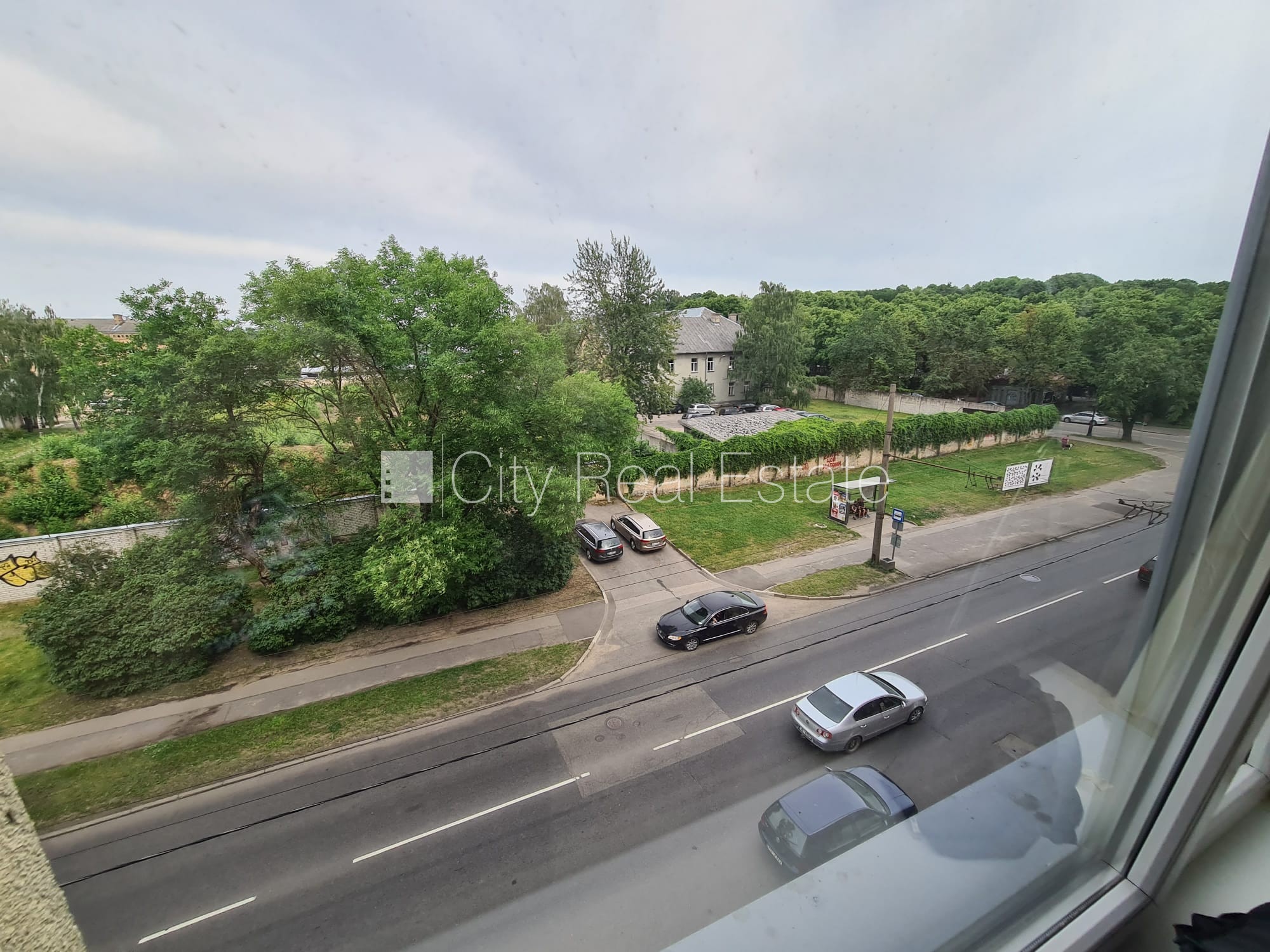 Объявление. Реновированный дом, вход с улицы, лифт, лестничная клетка после капитального ремонта, окна выходят Цена: 320 EUR/мес. Foto #15