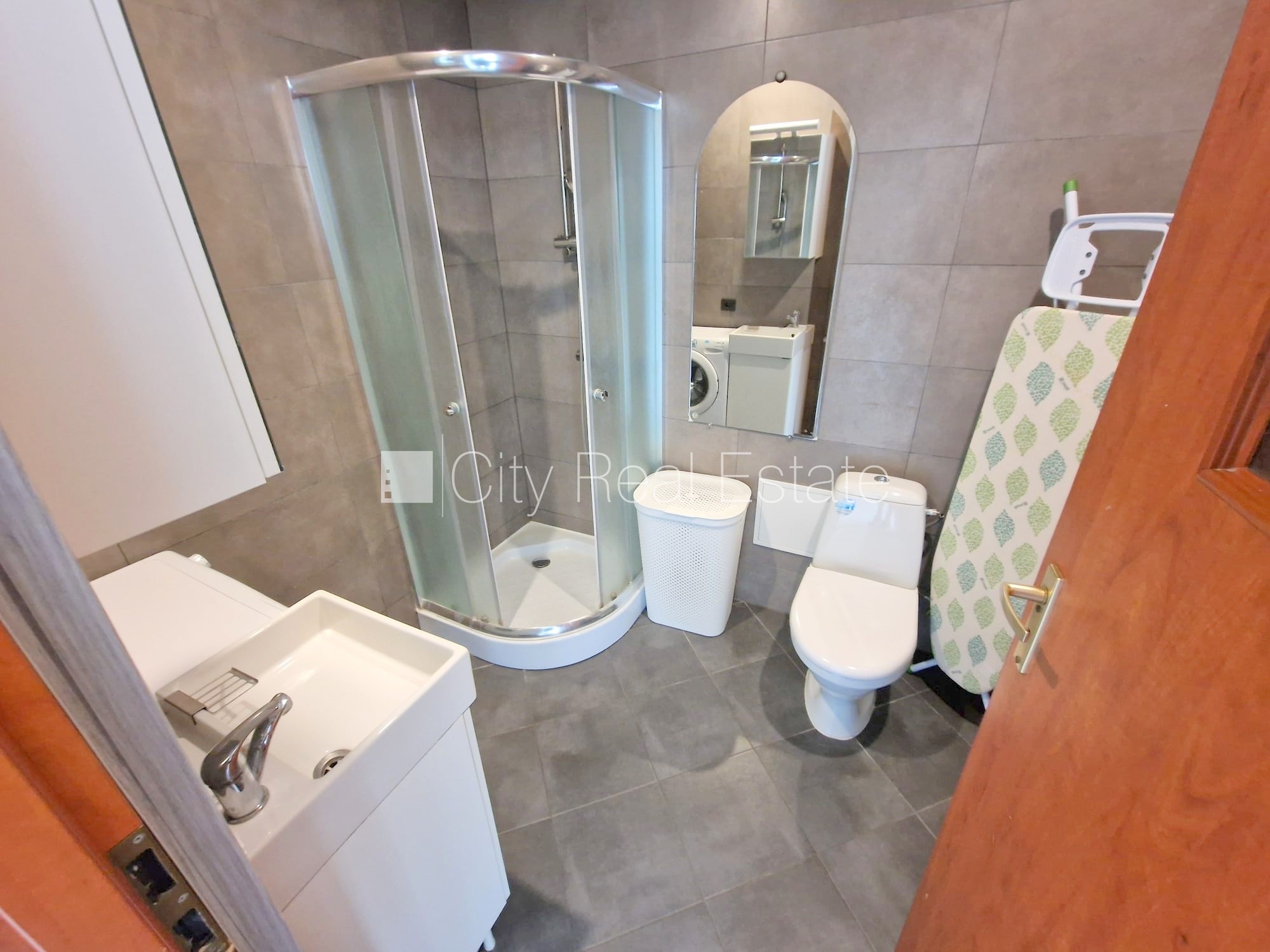 Объявление. Реновированный дом, вход с улицы, лифт, лестничная клетка после капитального ремонта, окна выходят Цена: 320 EUR/мес. Foto #11