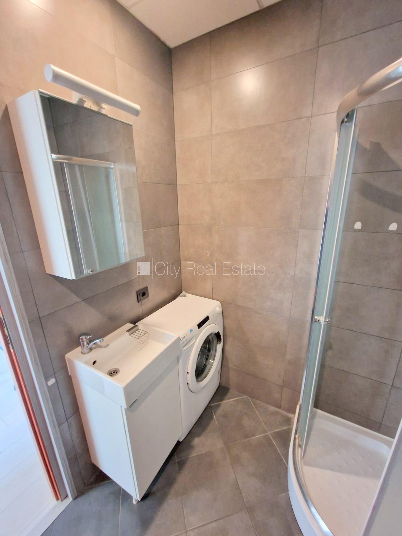 Объявление. Реновированный дом, вход с улицы, лифт, лестничная клетка после капитального ремонта, окна выходят Цена: 320 EUR/мес. Foto #14