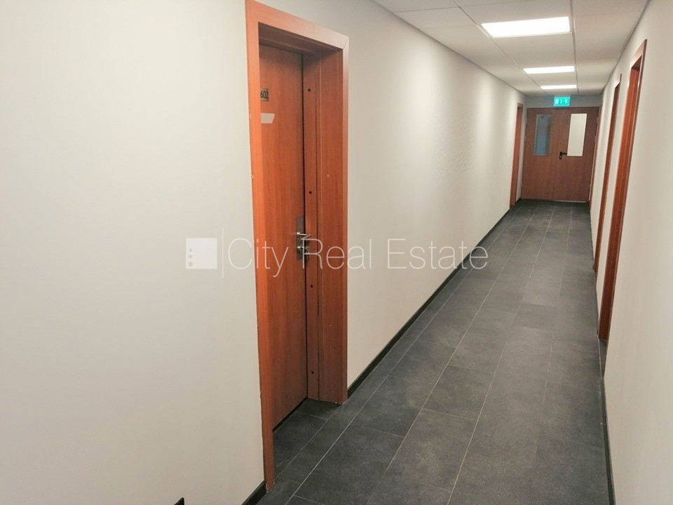 Объявление. Реновированный дом, вход с улицы, лифт, лестничная клетка после капитального ремонта, окна выходят Цена: 320 EUR/мес. Foto #17