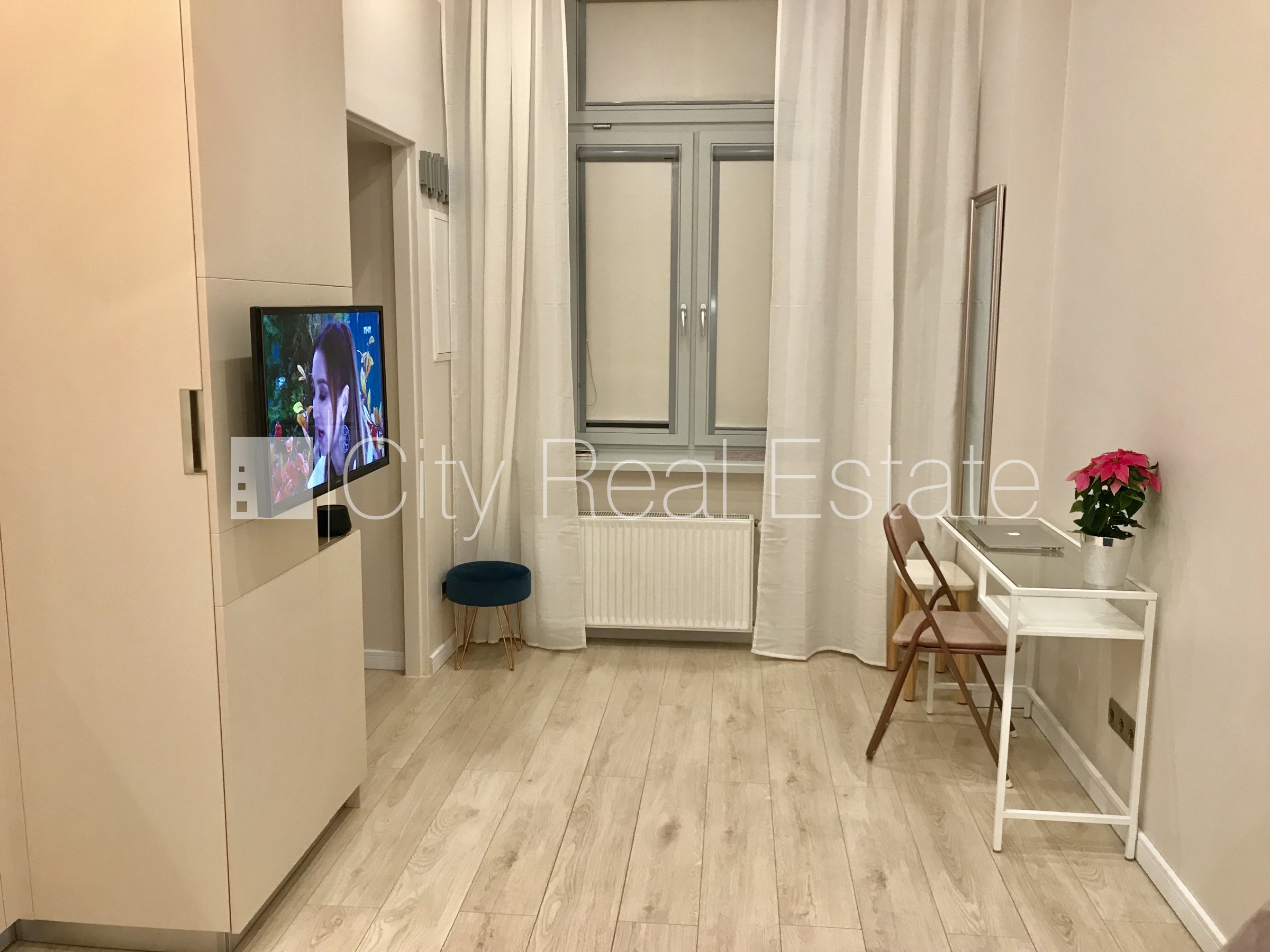 Sludinājumi. Renovēta māja, slēgts pagalms, ir lifts, kāpņu telpa pēc kapitālā remonta, studio tipa, virtuve Cena: 480 EUR/mēn Foto #5
