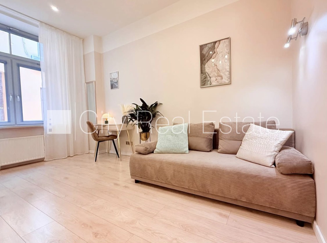 Sludinājumi. Renovēta māja, slēgts pagalms, ir lifts, kāpņu telpa pēc kapitālā remonta, studio tipa, virtuve Cena: 480 EUR/mēn Foto #1