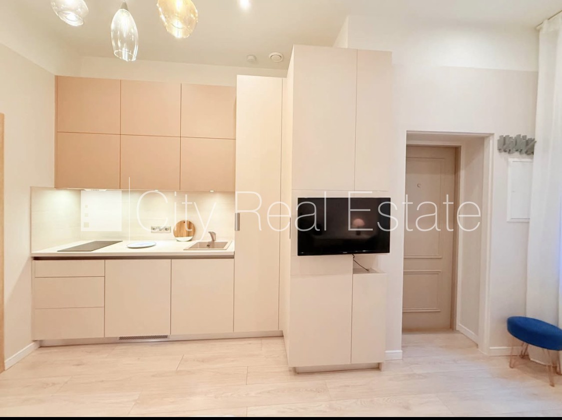 Sludinājumi. Renovēta māja, slēgts pagalms, ir lifts, kāpņu telpa pēc kapitālā remonta, studio tipa, virtuve Cena: 480 EUR/mēn Foto #4