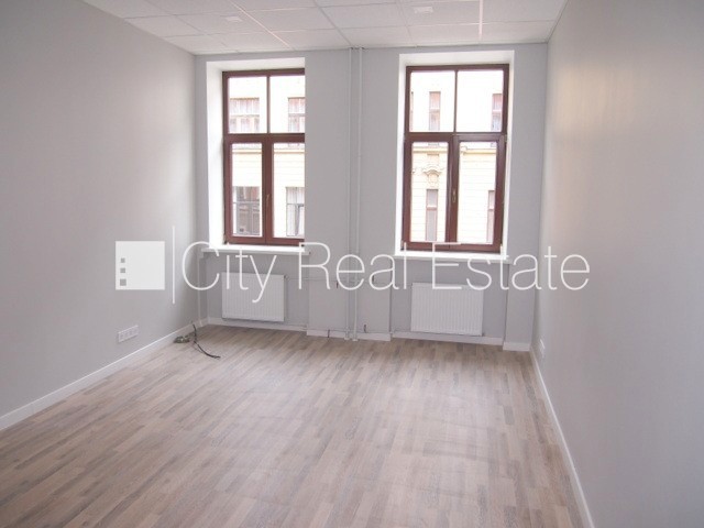 Sludinājumi. Fasādes māja, renovēta māja, objektu apsargā fiziskā apsardze, ieeja no ielas, kāpņu telpa pēc Cena: 220 EUR/mēn Foto #2