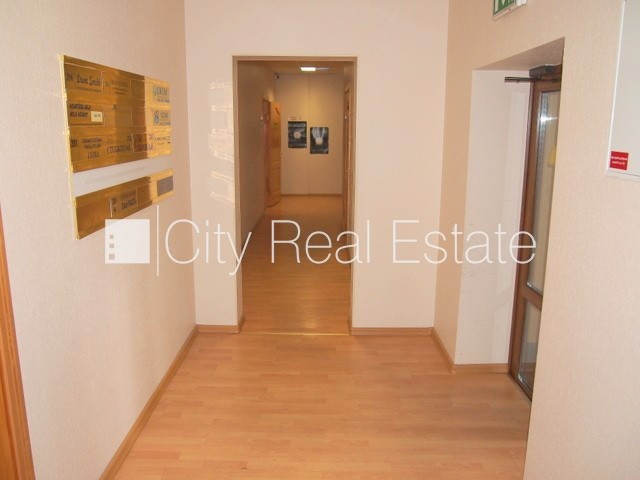 Sludinājumi. Fasādes māja, renovēta māja, objektu apsargā fiziskā apsardze, ieeja no ielas, kāpņu telpa pēc Cena: 220 EUR/mēn Foto #6