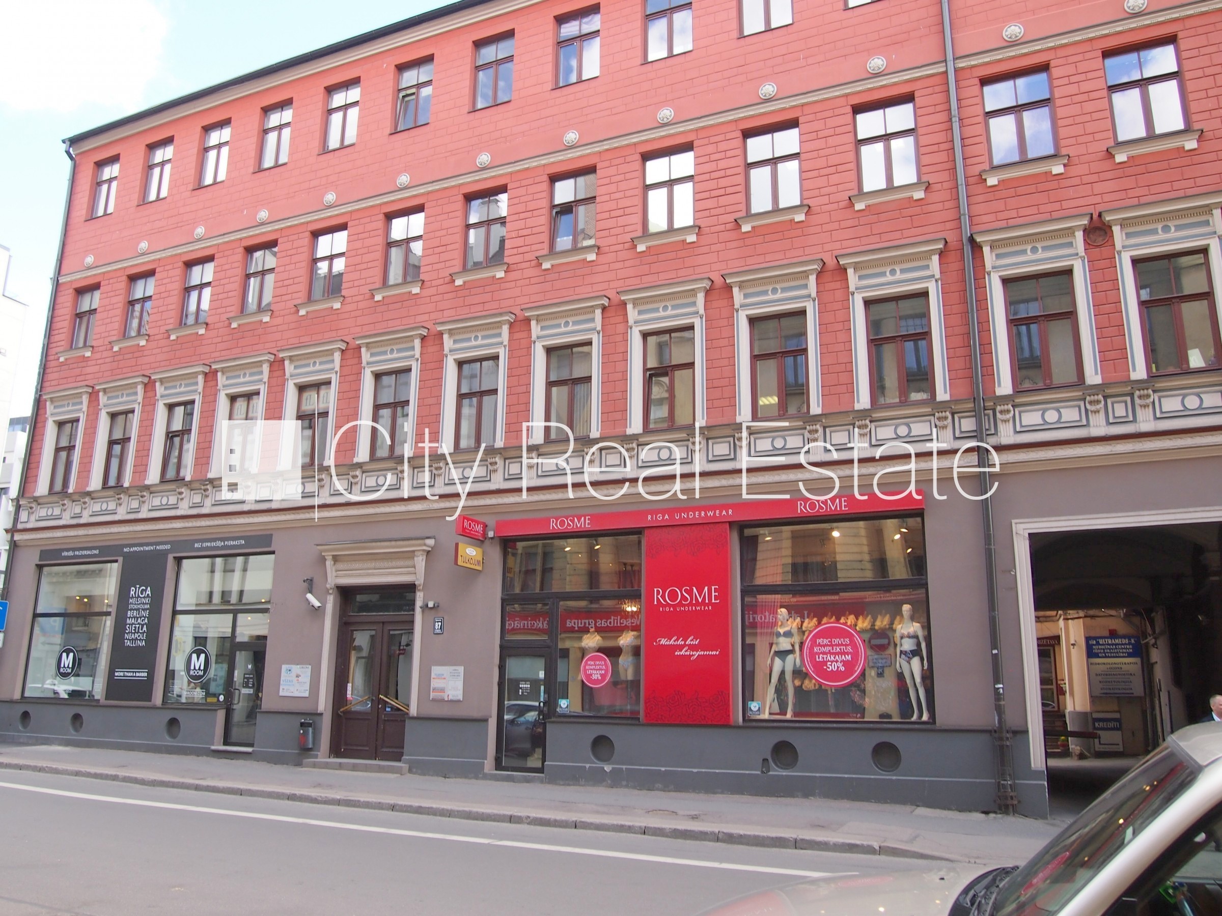 Sludinājumi. Fasādes māja, renovēta māja, objektu apsargā fiziskā apsardze, ieeja no ielas, kāpņu telpa pēc Cena: 220 EUR/mēn Foto #8