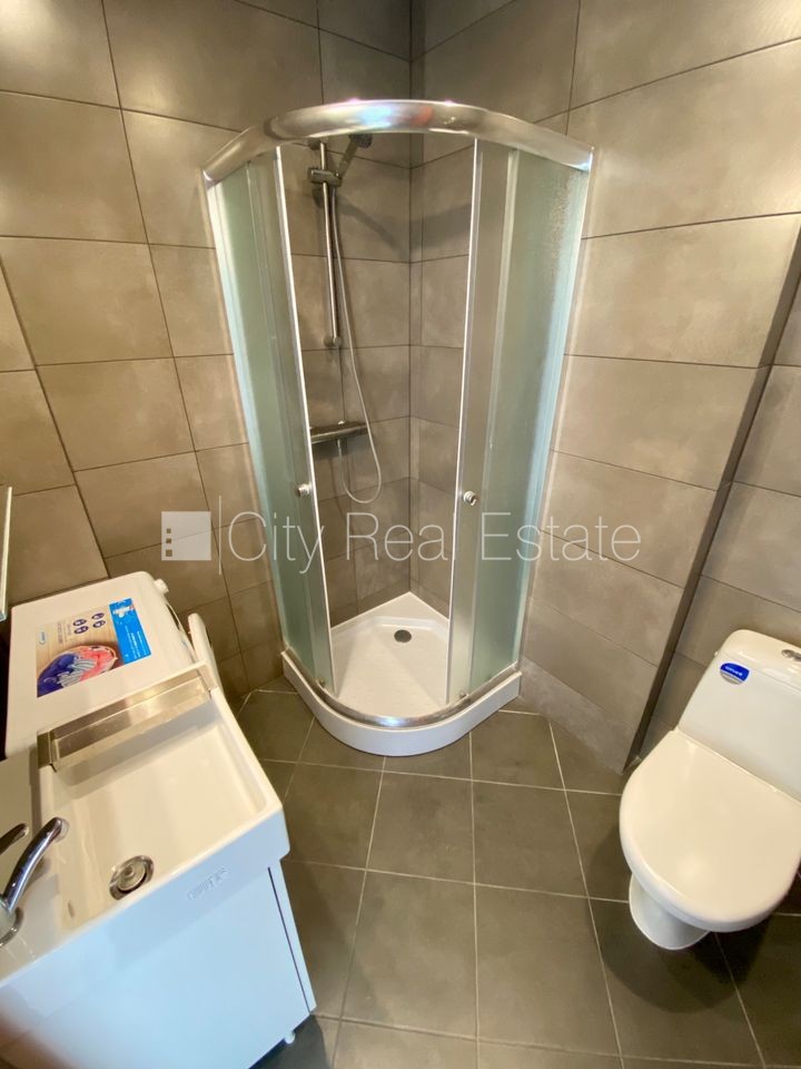 Sludinājumi. Fasādes māja, renovēta māja, slēgts pagalms, ieeja no ielas, ir lifts, kāpņu telpa pēc kapitālā Cena: 290 EUR/mēn Foto #9