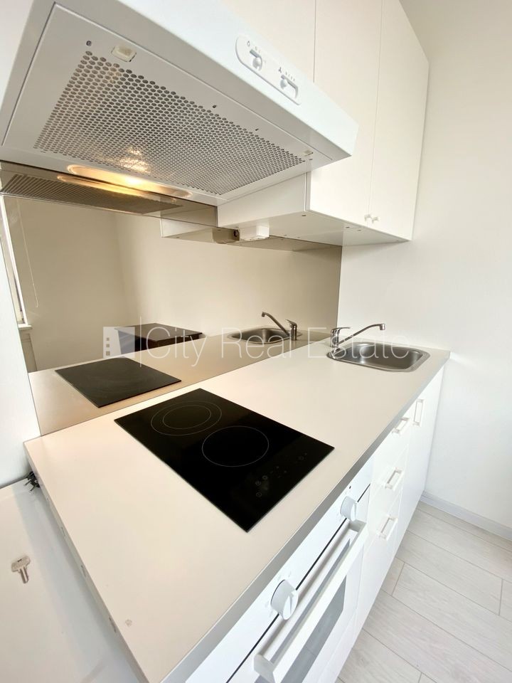 Sludinājumi. Fasādes māja, renovēta māja, slēgts pagalms, ieeja no ielas, ir lifts, kāpņu telpa pēc kapitālā Cena: 290 EUR/mēn Foto #4