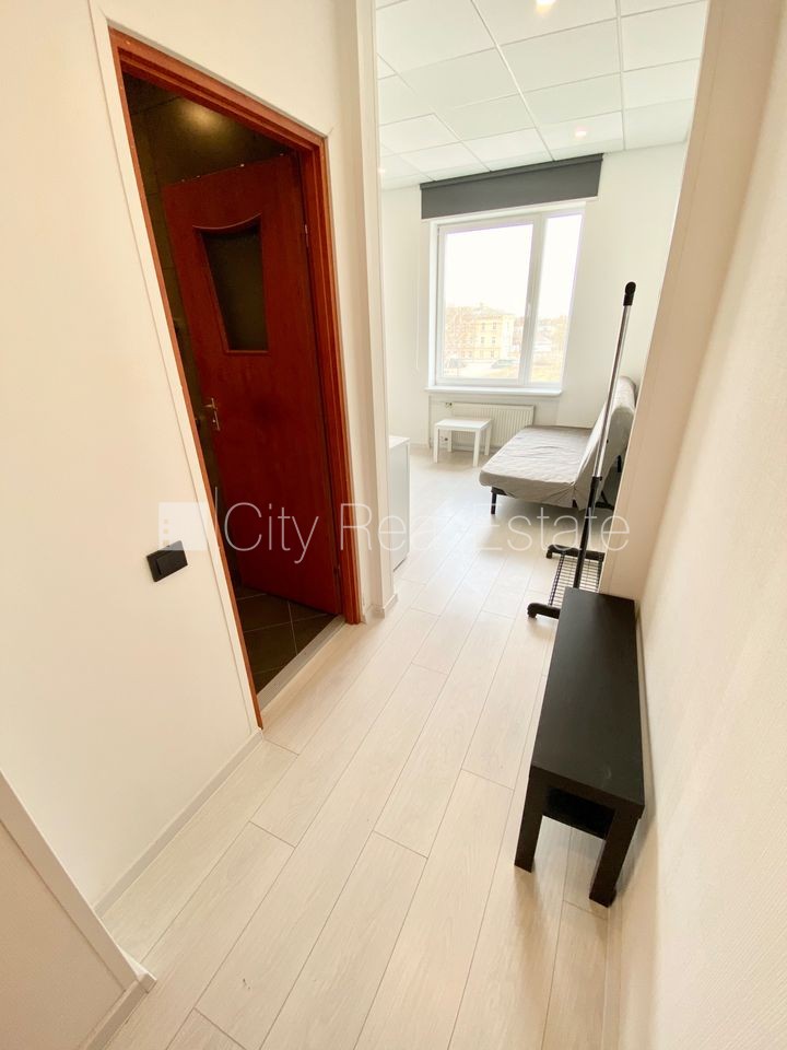 Sludinājumi. Fasādes māja, renovēta māja, slēgts pagalms, ieeja no ielas, ir lifts, kāpņu telpa pēc kapitālā Cena: 290 EUR/mēn Foto #5