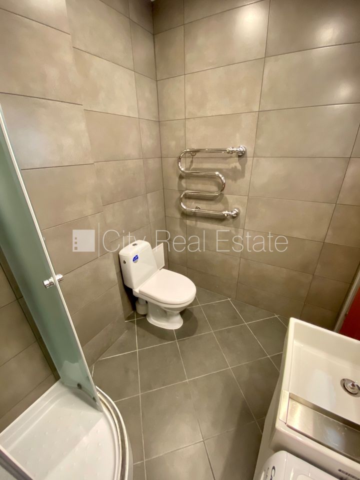 Sludinājumi. Fasādes māja, renovēta māja, slēgts pagalms, ieeja no ielas, ir lifts, kāpņu telpa pēc kapitālā Cena: 290 EUR/mēn Foto #10