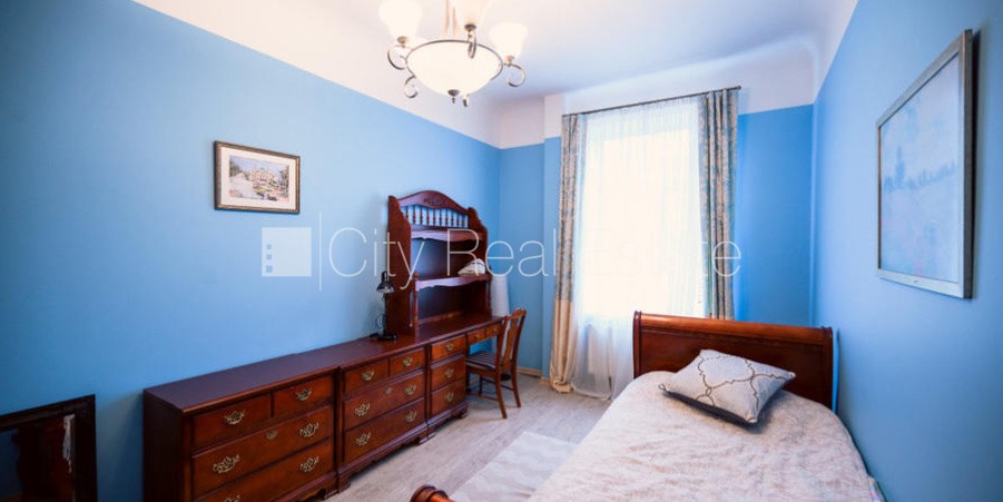 Sludinājumi. Pagalma ēka, ķieģeļu mūra sienas, fasāde ar dekoratīvo apmetumu, labiekārtots apzaļumots pagalms, Cena: 229900 EUR Foto #5