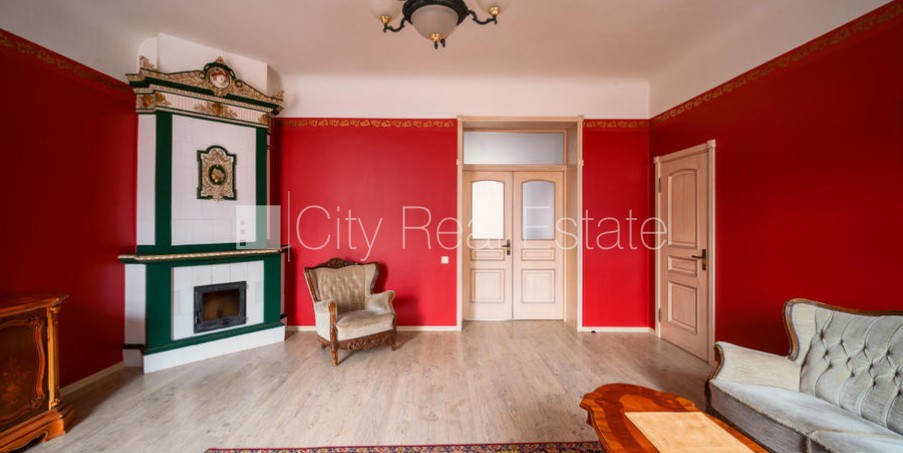 Sludinājumi. Pagalma ēka, ķieģeļu mūra sienas, fasāde ar dekoratīvo apmetumu, labiekārtots apzaļumots pagalms, Cena: 229900 EUR Foto #3