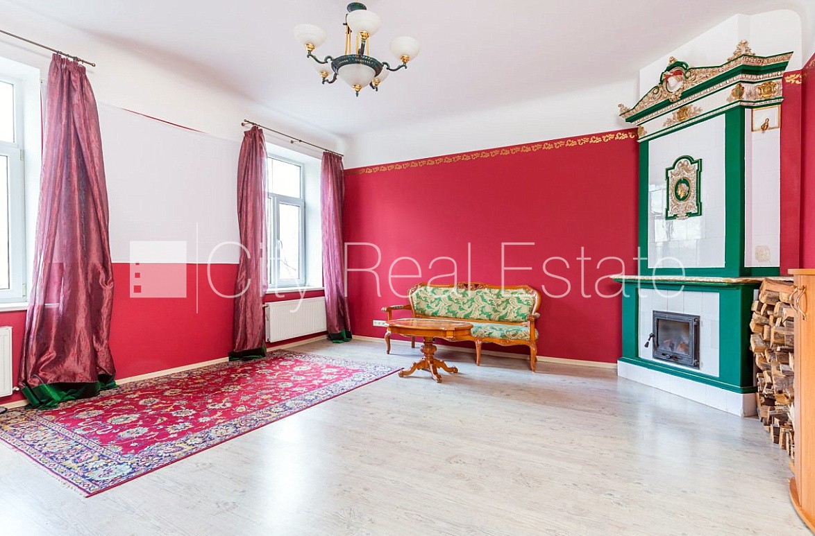 Sludinājumi. Pagalma ēka, ķieģeļu mūra sienas, fasāde ar dekoratīvo apmetumu, labiekārtots apzaļumots pagalms, Cena: 229900 EUR Foto #2