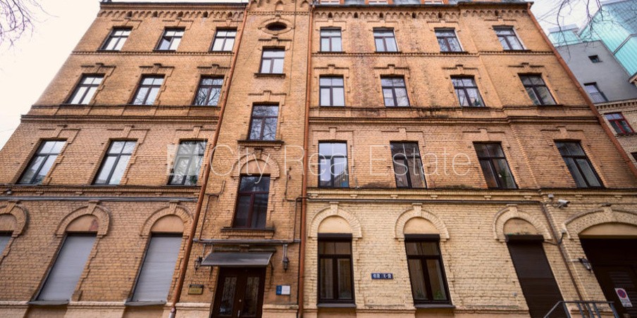 Sludinājumi. Pagalma ēka, ķieģeļu mūra sienas, fasāde ar dekoratīvo apmetumu, labiekārtots apzaļumots pagalms, Cena: 229900 EUR Foto #18