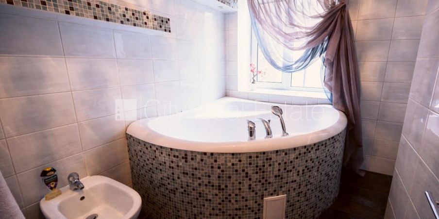 Sludinājumi. Pagalma ēka, ķieģeļu mūra sienas, fasāde ar dekoratīvo apmetumu, labiekārtots apzaļumots pagalms, Cena: 229900 EUR Foto #15