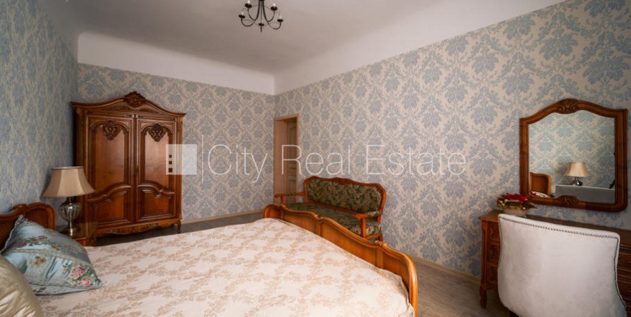 Sludinājumi. Pagalma ēka, ķieģeļu mūra sienas, fasāde ar dekoratīvo apmetumu, labiekārtots apzaļumots pagalms, Cena: 229900 EUR Foto #4