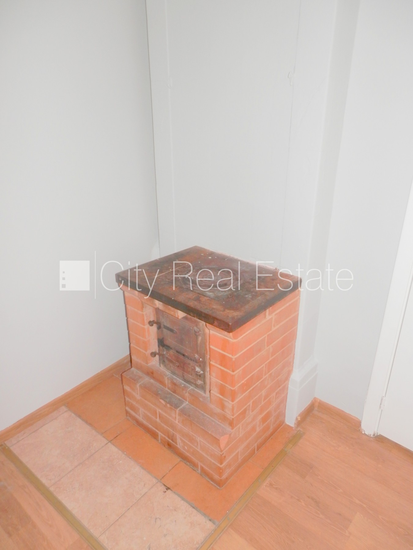 Sludinājumi. Fasādes māja, ieeja no ielas, logi vērsti uz pagalma pusi, istaba izolēta 20 m2, virtuve, augstie Cena: 250 EUR/mēn Foto #5