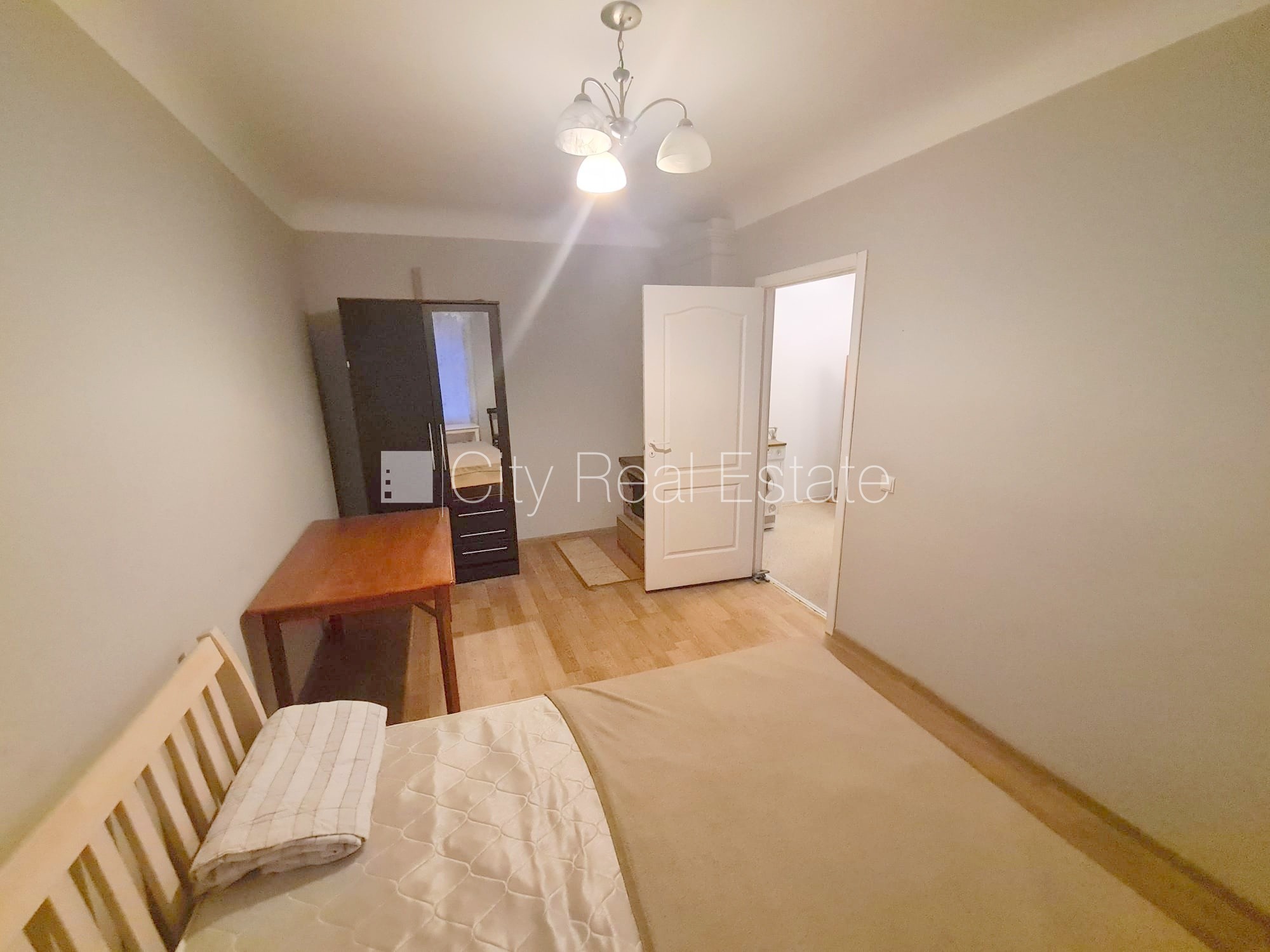 Sludinājumi. Fasādes māja, ieeja no ielas, logi vērsti uz pagalma pusi, istaba izolēta 20 m2, virtuve, augstie Cena: 250 EUR/mēn Foto #2