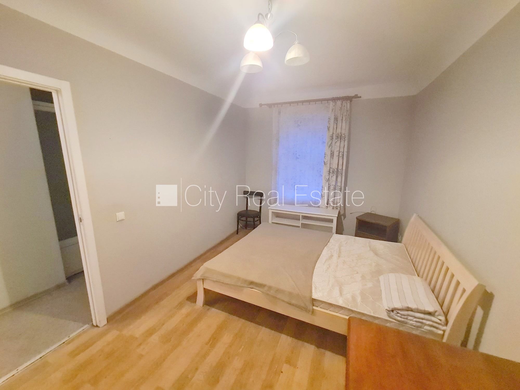 Sludinājumi. Fasādes māja, ieeja no ielas, logi vērsti uz pagalma pusi, istaba izolēta 20 m2, virtuve, augstie Cena: 250 EUR/mēn Foto #3