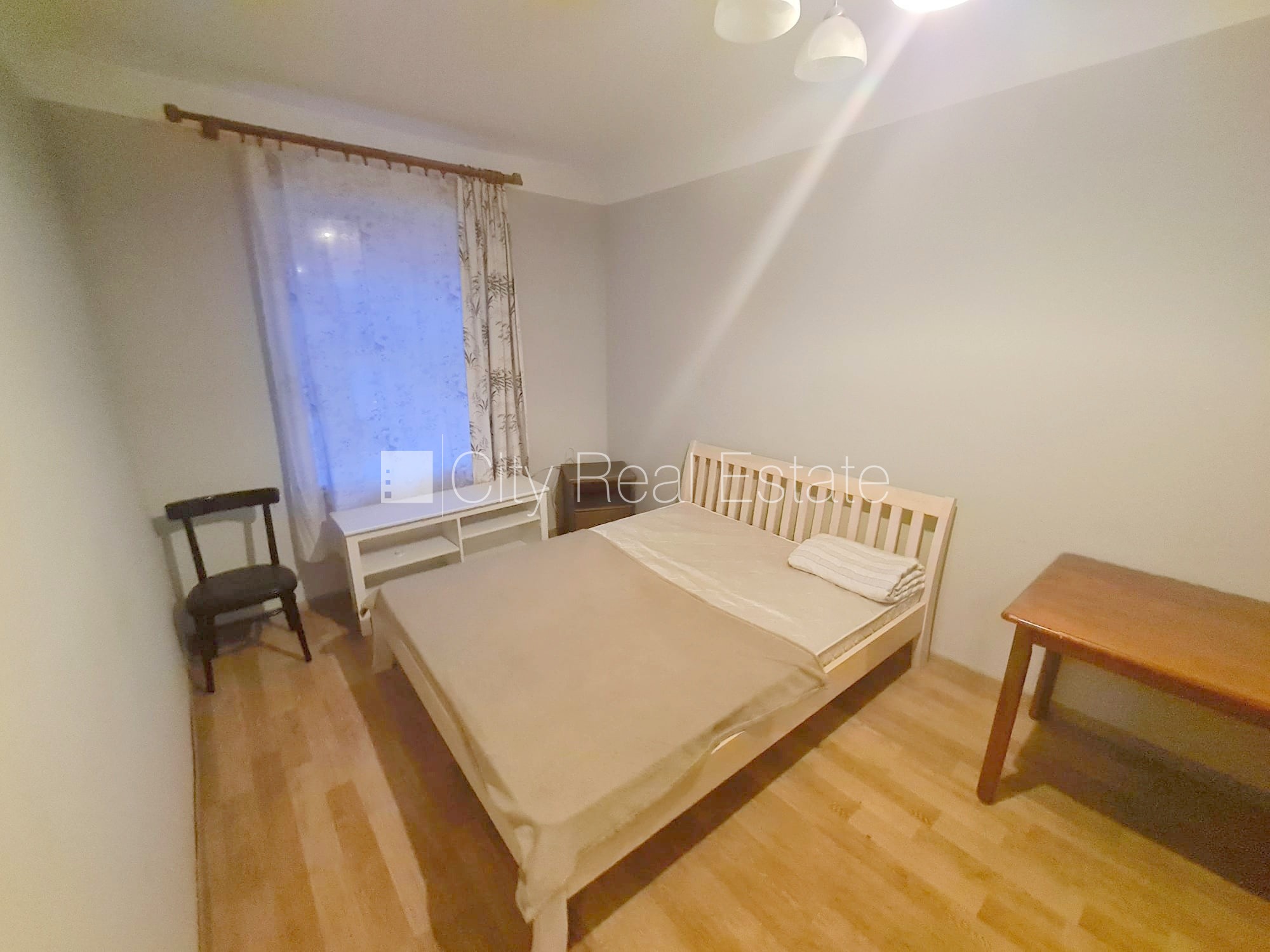 Sludinājumi. Fasādes māja, ieeja no ielas, logi vērsti uz pagalma pusi, istaba izolēta 20 m2, virtuve, augstie Cena: 250 EUR/mēn Foto #4