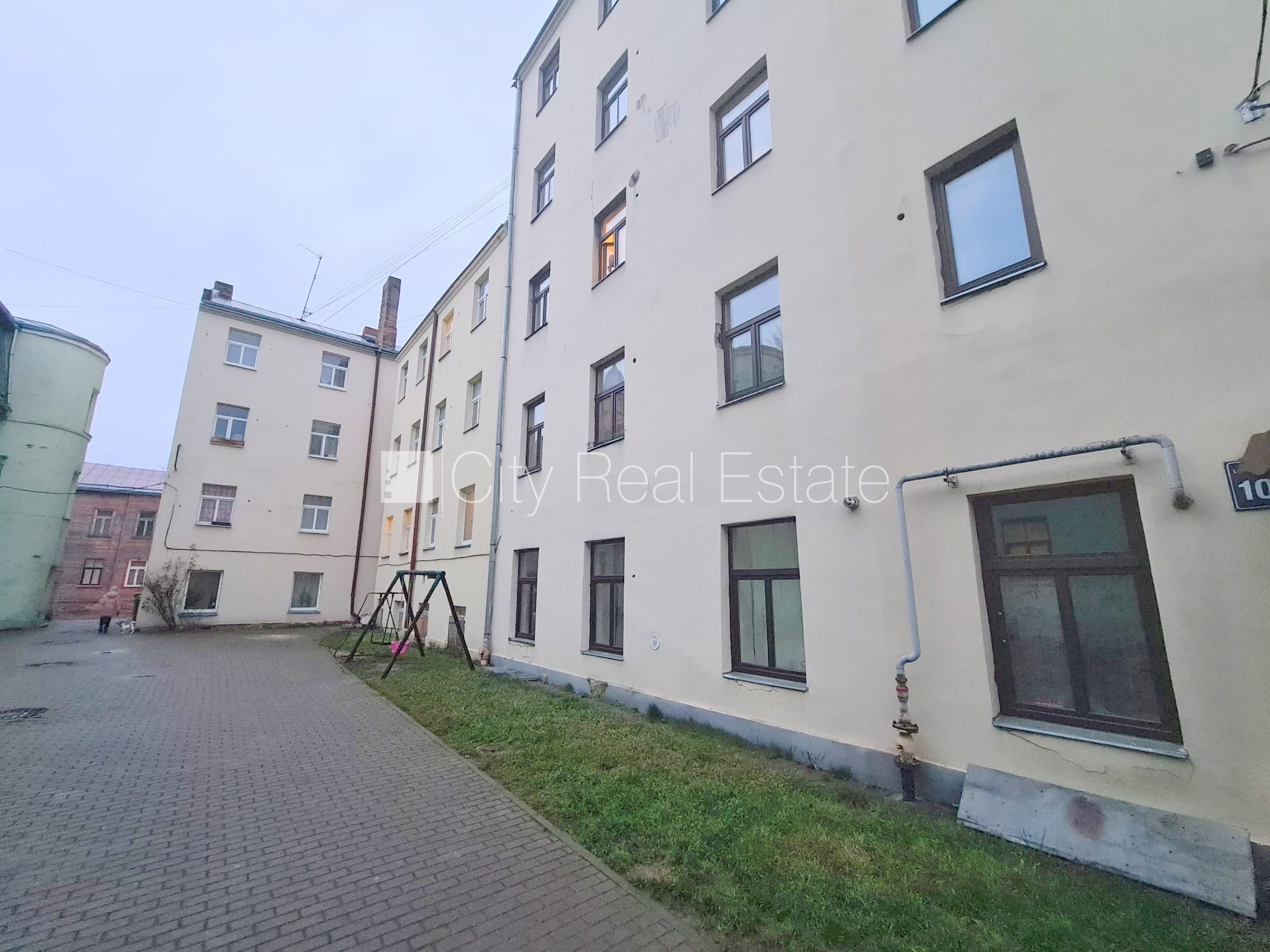 Sludinājumi. Fasādes māja, ieeja no ielas, logi vērsti uz pagalma pusi, istaba izolēta 20 m2, virtuve, augstie Cena: 250 EUR/mēn Foto #14