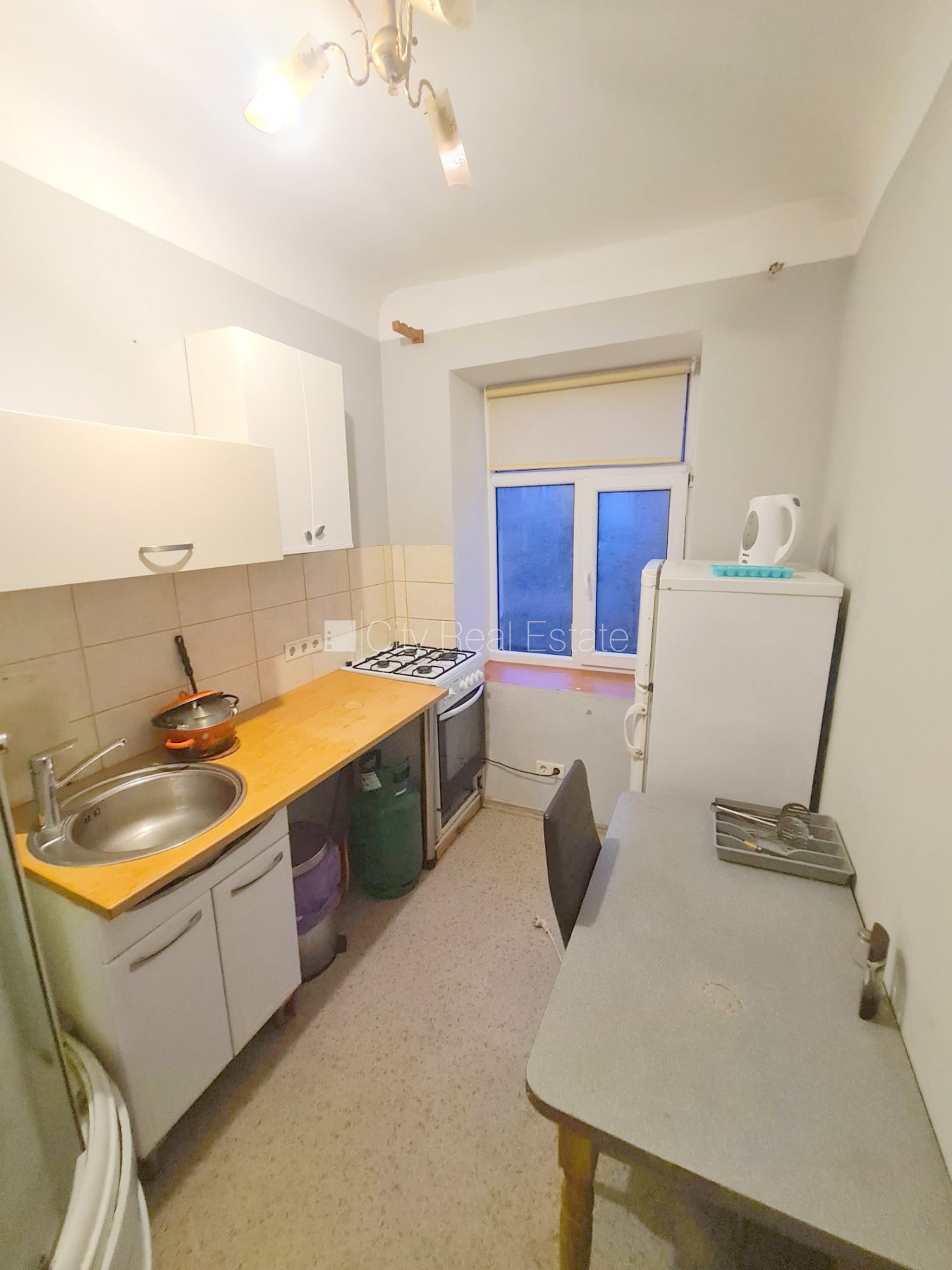 Sludinājumi. Fasādes māja, ieeja no ielas, logi vērsti uz pagalma pusi, istaba izolēta 20 m2, virtuve, augstie Cena: 250 EUR/mēn Foto #7