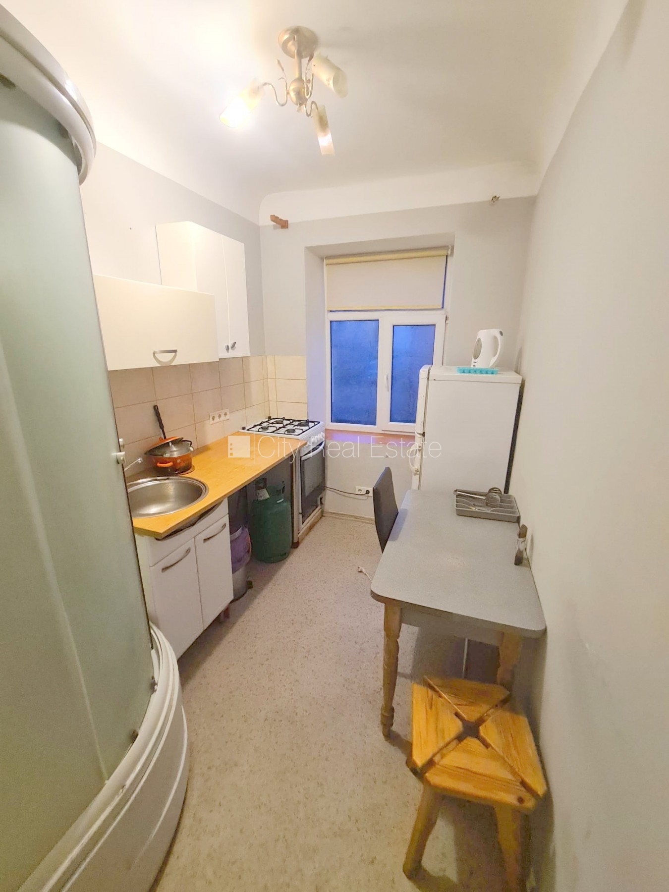 Sludinājumi. Fasādes māja, ieeja no ielas, logi vērsti uz pagalma pusi, istaba izolēta 20 m2, virtuve, augstie Cena: 250 EUR/mēn Foto #6