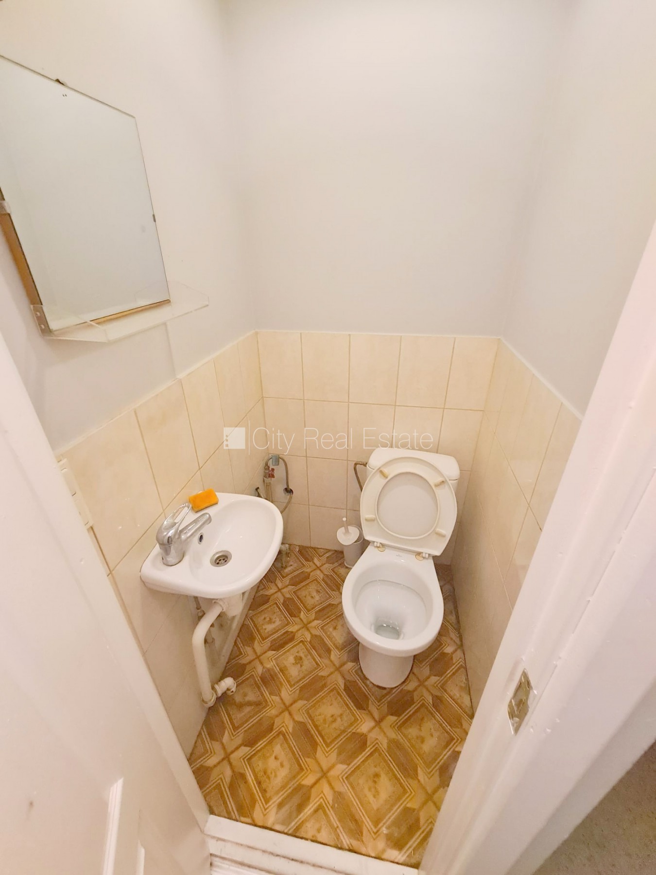 Sludinājumi. Fasādes māja, ieeja no ielas, logi vērsti uz pagalma pusi, istaba izolēta 20 m2, virtuve, augstie Cena: 250 EUR/mēn Foto #10