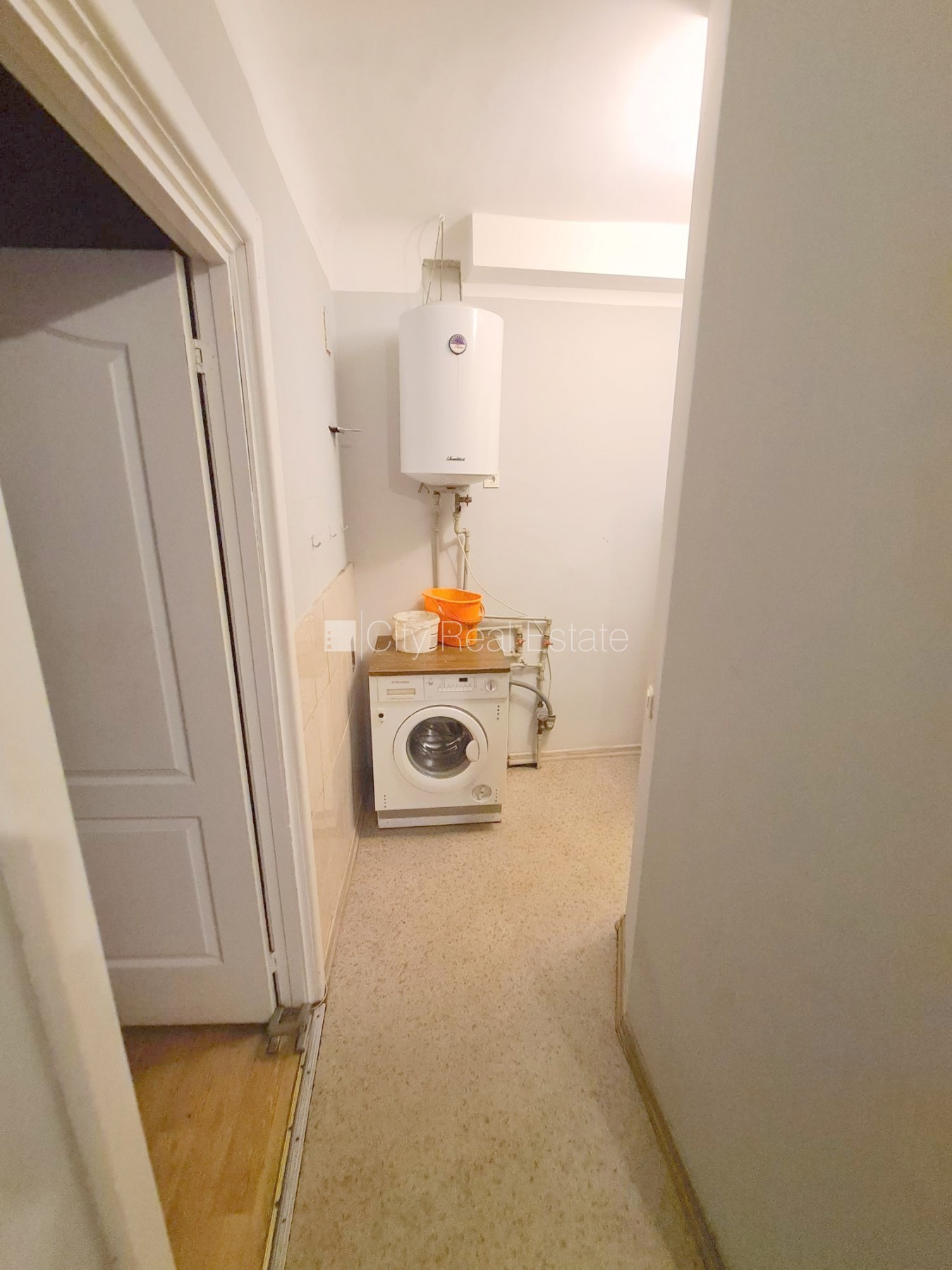 Sludinājumi. Fasādes māja, ieeja no ielas, logi vērsti uz pagalma pusi, istaba izolēta 20 m2, virtuve, augstie Cena: 250 EUR/mēn Foto #11