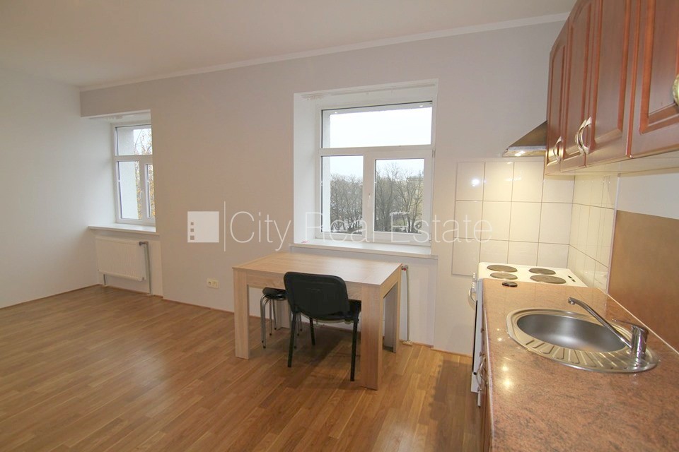 Sludinājumi. Pagalma māja, renovēta māja, ieeja no ielas, kāpņu telpa pēc kapitālā remonta, logi vērsti uz ielas Cena: 300 EUR/mēn Foto #3