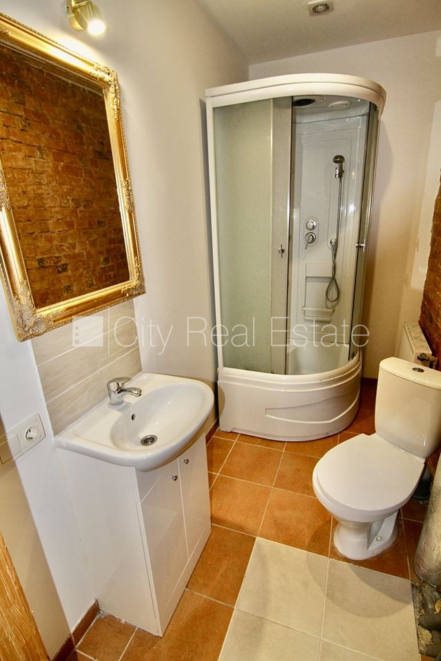 Sludinājumi. Pagalma māja, renovēta māja, ieeja no ielas, kāpņu telpa pēc kapitālā remonta, logi vērsti uz ielas Cena: 300 EUR/mēn Foto #9