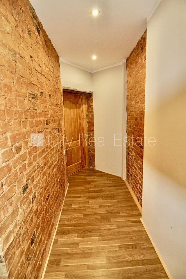 Sludinājumi. Pagalma māja, renovēta māja, ieeja no ielas, kāpņu telpa pēc kapitālā remonta, logi vērsti uz ielas Cena: 300 EUR/mēn Foto #7