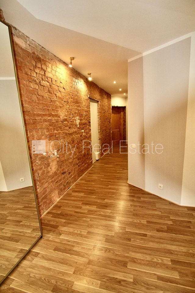 Sludinājumi. Pagalma māja, renovēta māja, ieeja no ielas, kāpņu telpa pēc kapitālā remonta, logi vērsti uz ielas Cena: 300 EUR/mēn Foto #8